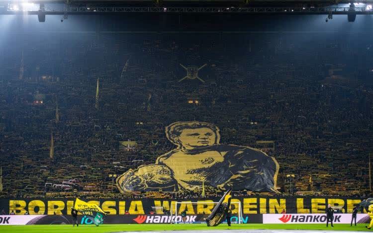 多特蒙德主场惨败，球迷愤怒表达失望的简单介绍