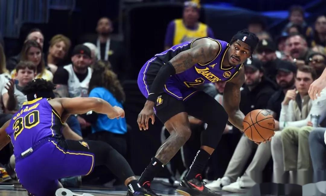 Uzi迎来二十赛季出色发挥，湖人观众热烈欢呼！